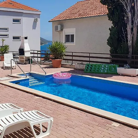 公寓 In Okrug Gornji 特罗吉尔